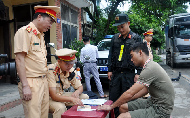 Cán bộ phòng Cảnh sát giao thông Công an tỉnh Yên Bái kiên quyết xử lý các trường hợp vi phạm.