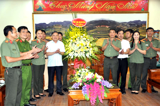 Äá»ng chÃ­ DÆ°Æ¡ng VÄn Thá»ng - PhÃ³ BÃ­ thÆ° ThÆ°á»ng trá»±c Tá»nh á»§y táº·ng hoa chÃºc má»«ng cÃ¡n bá», chiáº¿n sÄ© CÃ´ng an tá»nh YÃªn BÃ¡i nhÃ¢n NgÃ y truyá»n thá»ng lá»±c lÆ°á»£ng cÃ´ng an nhÃ¢n dÃ¢n