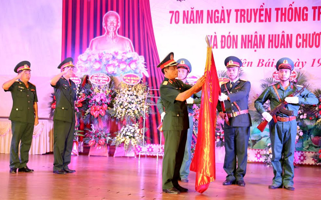 Thừa ủy quyền của Chủ tịch nước, Thiếu tướng Trần Ngọc Tuấn - Phó Tư lệnh Quân khu 2 trao Huân chương Bảo vệ Tổ quốc hangj Ba cho Trung đoàn 174.