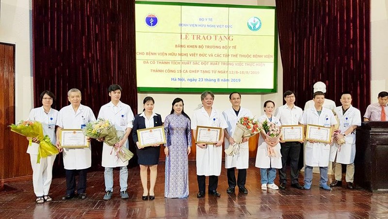 Bộ trưởng Bộ Y tế tặng Bằng khen cho các tập thể của Bệnh viện Việt Đức