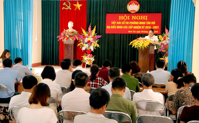 Đại biểu HĐND thành phố Yên Bái thông tin tình hình phát triển kinh tế - xã hội với cử tri phường Minh Tân.