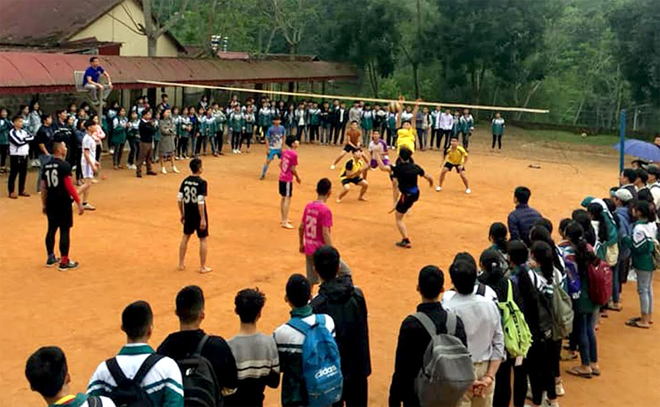 Đoàn viên thanh niên Trường Trung học phổ thông Hồng Quang tích cực tham gia thi đấu thể thao.
