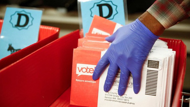 Các phong thư chứa phiếu bầu của cử tri bang Washington trong cuộc bầu cử sơ bộ tháng 3/2020.