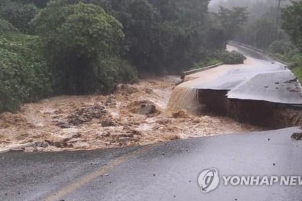 Mưa lớn gây lũ lụt và sạt lở đất khiến ít nhất 13 người Hàn Quốc chết và mất tích.