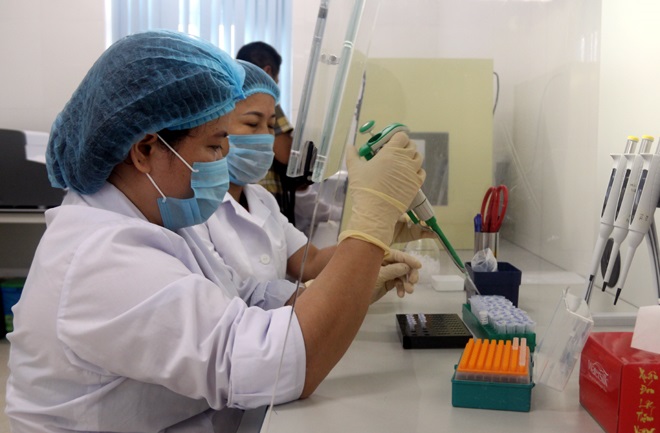 Nhân viên Khoa Xét nghiệm Trung tâm Kiểm soát bệnh tật tỉnh đang nỗ lực hoàn thành kết quả xét nghiệm các mẫu được giám sát dịch tễ.