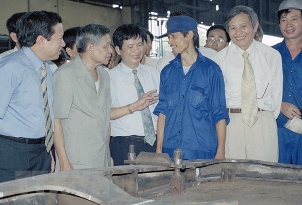 Tổng Bí thư Lê Khả Phiêu thăm hỏi công nhân phân xưởng đóng mới nhà máy xe lửa Gia Lâm, ngày 27/8/2000.