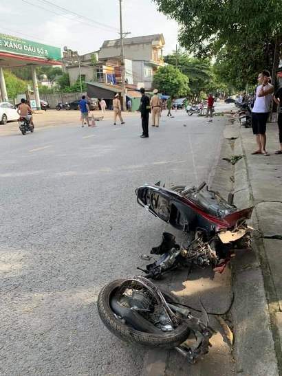 Chiếc xe mô tô đứt rời làm hai m88 com ca cuoc the thao hiện trường