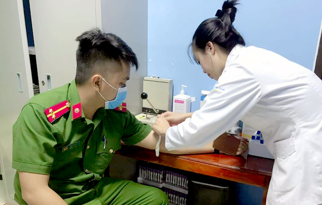 Cán bộ, chiến sĩ Công an tỉnh tham gia hiến máu cứu người tại Bệnh viện Đa khoa tỉnh Yên Bái.