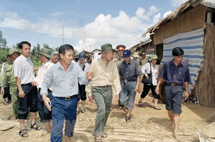 Tổng Bí thư Lê Khả Phiêu thăm đồng bào ấp Hưng Điền B, huyện Tân Hồng (Long An) trong chuyến đi kiểm tra, thị sát và chỉ đạo công tác cứu trợ nhân dân vùng bị lũ lụt và khắc phục hậu quả do lũ lụt gây ra ở các tỉnh đồng bằng sông Cửu Long (27-29/9/2000).