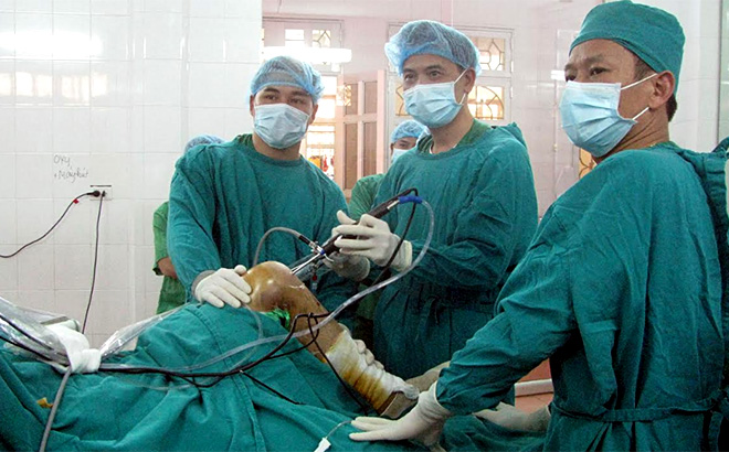 Y bác sĩ Bệnh viện Hữu nghị Việt Đức và Bệnh viện Đa khoa khu vực Nghĩa Lộ thực hiện ca phẫu thuật nội soi khớp gối.