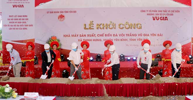 Officials of the province and Yen Binh district, and representatives from the Vu Gia Yen Bai company and the contractor of the project attend the groundbreaking ceremony for the project.