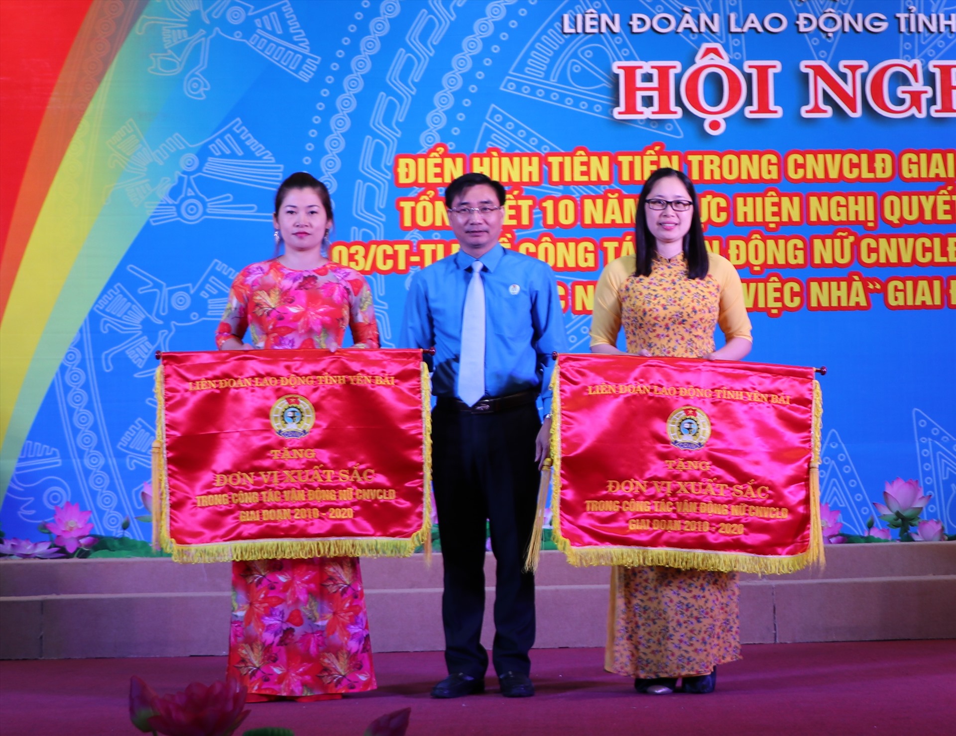 Đồng chí Nguyễn Chương Phát -Chủ tịch LĐLĐ tỉnh tặng Cờ thi đua xuất sắc trong công tác vận động nữ CNVCLĐ và phong trào thi đua 