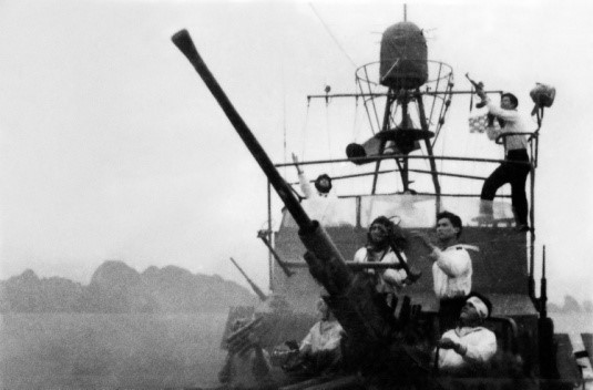 Bộ đội Hải quân nhân dân Việt Nam đánh trả máy bay Mỹ ngày 5/8/1964 (ảnh tư liệu).