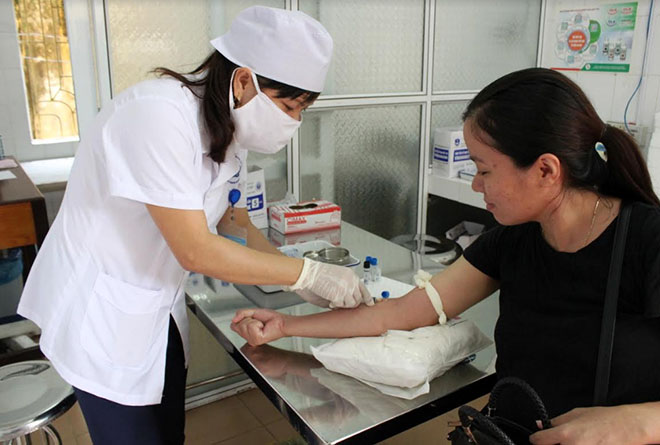 Cán bộ Trung tâm Y tế thành phố Yên Bái lấy máu xét nghiệm cho người bệnh.