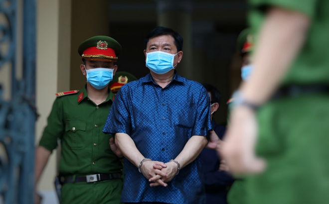 Bị cáo Đinh La Thăng được đưa ra xét xử trong phiên tòa xử vụ sai phạm trong thu phí tại tuyến cao tốc TP.HCM- Trung Lương, tháng 12/2020