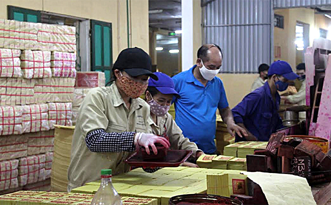 Anh Nguyễn Đức Quang quan tâm hỏi thăm người lao động của Nhà máy.