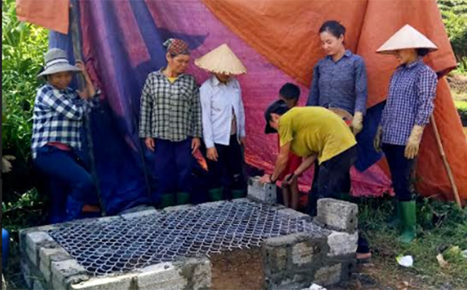 Nhân dân thôn Đồng Thập, xã Minh An, huyện Văn Chấn xây lò đốt rác.