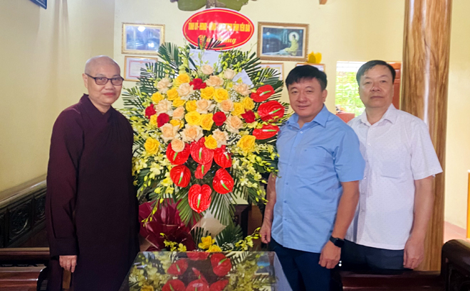 Đồng chí Giàng A Tông - Chủ tịch Ủy ban Mặt trận Tổ quốc tỉnh tặng hoa chúc mừng các chức sắc, chức việc, tăng ni, phật tử tại chùa Minh Pháp, xã Tân Thịnh, thành phố Yên Bái.