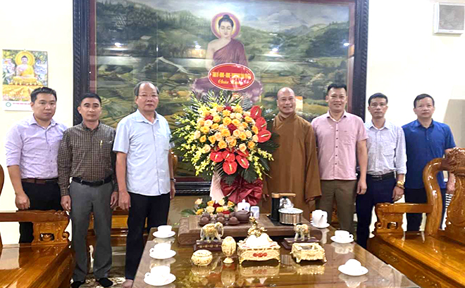 Đoàn công tác của tỉnh tặng hoa chúc mừng Ban Trị sự Giáo hội Phật giáo tỉnh.