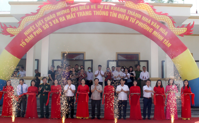 Lãnh đạo thành phố Yên Bái và phường Minh Tân cắt băng khánh thành Nhà văn hoá Tổ dân phố số 3.