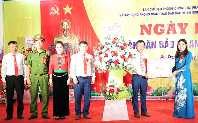 Đồng chí Hoàng Thị Vĩnh - Trưởng ban Dân vận Tỉnh ủy tặng hoa chúc mừng Ngày hội.