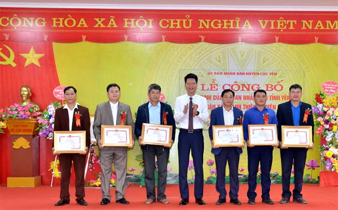 Phó Chủ tịch Thường trực UBND m88 com ca cuoc the thao Nguyễn Thế Phước trao bằng khen của UBND m88 com ca cuoc the thao cho các tập thể, cá nhân xã Khánh Thiện (Lục Yên) có thành tích xuất sắc trong phong trào xây dựng nông thôn mới tháng 11/2021. Ảnh minh họa