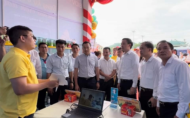 Lãnh đạo huyện Yên Bình thăm các gian hàng trong “Ngày hội chuyển đổi số”.