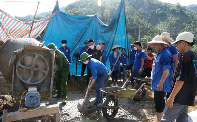 Đoàn viên, thanh niên xã Hồng Ca tham gia hoạt động tình nguyện kiên cố hóa kênh mương nội đồng.