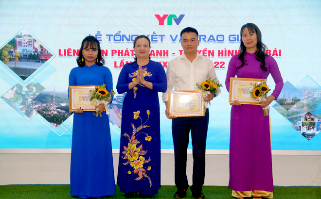 Ban tổ chức Liên hoan PT-TH m88 com ca cuoc the thao lần thứ XXI, năm 2022 trao giải cho các tác giả đạt giải Nhất.