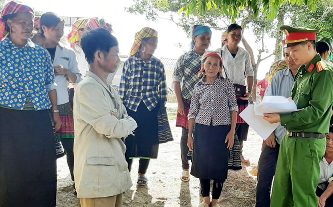 Thiếu tá Lương Ngọc Tuấn - Trưởng Công an xã Túc Đán, huyện Trạm Tấu luôn gần gũi đồng bào để nắm bắt tình hình an ninh trật tự trên địa bàn.