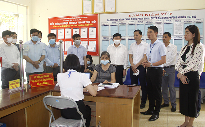 Đại biểu các huyện, thị xã, thành phố tham quan hoạt động mô hình Công dân số của phường Nguyễn Thái Học.