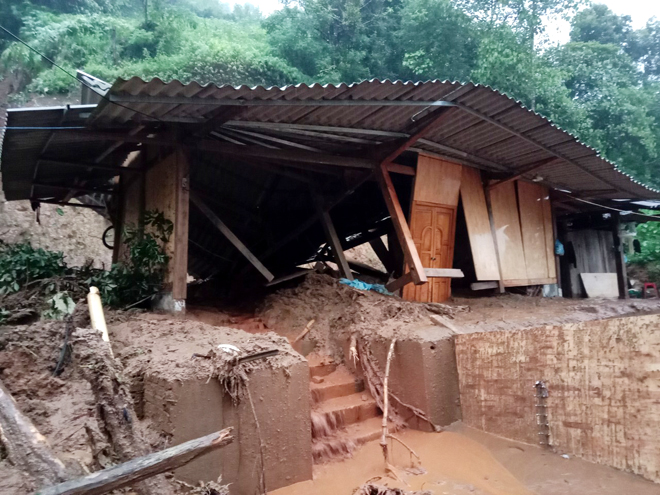 Mưa lớn gây sạt lở đất làm thiệt hại nặng nề nhiều ngôi nhà ở các xã Hồ Bốn, Khao Mang...