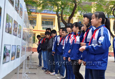 Học sinh Trường THCS Võ Thị Sáu (thành phố Yên Bái) xem triển lãm tránh, ảnh về ATGT. (Ảnh: Hùng Cường)