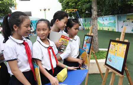 Các em thiếu nhi tham gia cuộc thi vẽ tranh với chủ đề về bảo vệ và sử dụng tiết kiệm nước sạch - nguồn tài nguyên quý giá.
