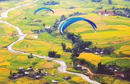 Bay dù lượn - hoạt động được nhiều du khách đón chờ tại Lễ hội khám phá Danh thắng Quốc gia Ruộng bậc thang Mù Cang Chải. 
(Ảnh: Thanh Miền)