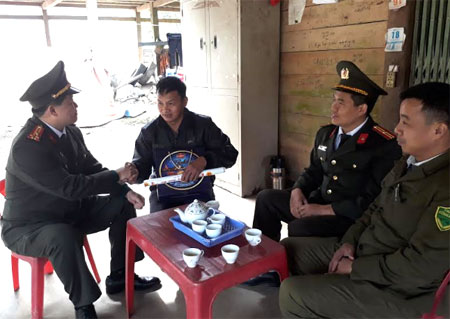 Cán bộ, chiến sỹ Công an tỉnh trong tổ tăng cường cơ sở thăm hỏi, động viên bà con xã Kiên Thành, huyện Trấn Yên.
