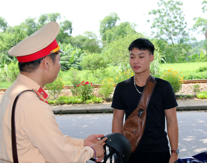 Lực lượng cảnh sát giao thông huyện Trấn Yên kiểm tra phương tiện lưu thông trên địa bàn.