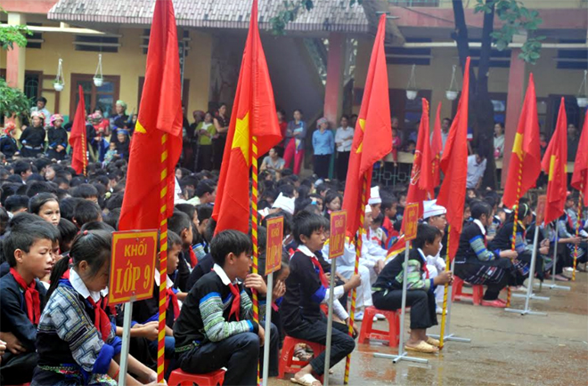 Học sinh Trường Phổ thông Dân tộc bán trú Tiểu học và Trung học cơ sở xã Khao Mang, huyện Mù Cang Chải tập duyệt cho lễ khai giảng.