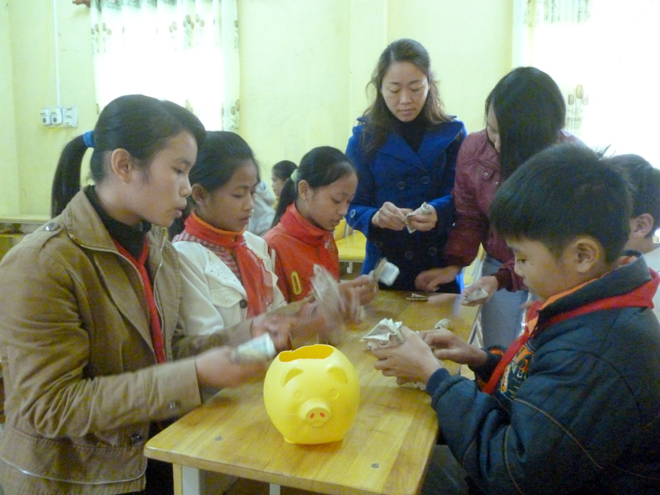 Mổ heo đất tiết kiệm ở trường Tiểu học và THCS Việt Cường.