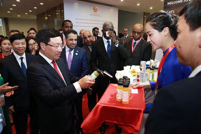 Phó Thủ tướng, Bộ trưởng Bộ Ngoại giao Phạm Bình Minh và các đại biểu thăm khu trưng bày sản phẩm đặc sắc từ các địa phương và các nước trong khu vực Trung Đông - châu Phi.