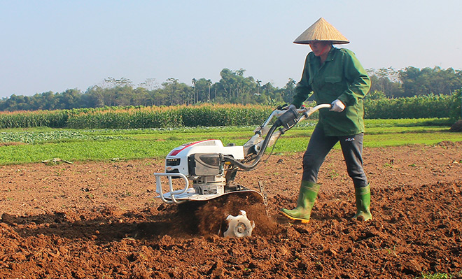 Nông dân xã Tuy Lộc đưa cơ giới hóa vào sản xuất nông nghiệp.