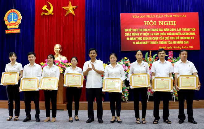 Đồng chí Phan Văn Tiến – Chánh án TAND tỉnh tặng giấy khen cho các tập thể, cá nhân đã có thành tích xuất sắc trong 2 đợt thi đua 9 tháng đầu năm 2019. 