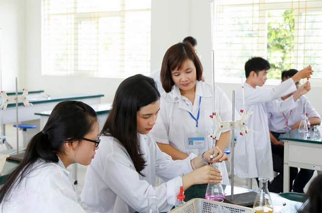 Chị Lục Thị Thu Hoài - Công đoàn cơ sở Trường THPT Chuyên Nguyễn Tất Thành hướng dẫn đội tuyển Hóa làm thí nghiệm.