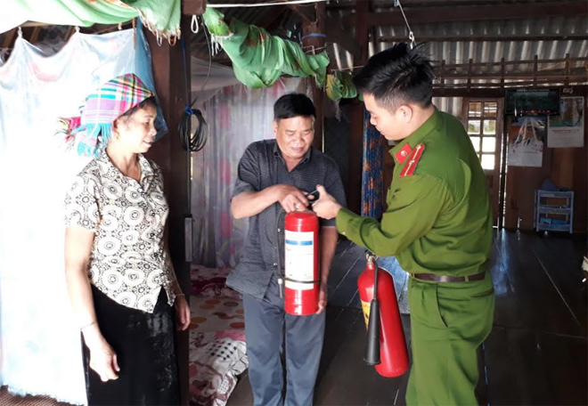 Công an huyện Mù Cang Chải kiểm tra công cụ chữa cháy tại cơ sở dịch vụ lưu trú.
