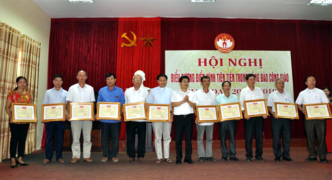 LÃ£nh Äáº¡o á»¦y ban MTTQ tá»nh táº·ng báº±ng khen cho cÃ¡c cÃ¡ nhÃ¢n ÄÃ£ cÃ³ thÃ nh tÃ­ch xuáº¥t sáº¯c thá»±c hiá»n phong trÃ o thi Äua yÃªu nÆ°á»c trong Äá»ng bÃ o CÃ´ng giÃ¡o, giai Äoáº¡n 2017 - 2019.