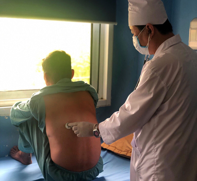 Bệnh nhân Vi Văn L, huyện Lục Yên đã qua cơn nguy kịch và đang tiếp tục điều trị tại Bệnh viện Đa khoa tỉnh Yên Bái.