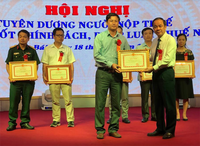 Äá»ng chÃ­ Táº¡ VÄn Long - PhÃ³ Chá»§ tá»ch TrÆ°á»ng trá»±c UBND tá»nh táº·ng báº±ng khen cho cÃ¡c doanh nghiá»p thá»±c hiá»n tá»t nghÄ©a vá»¥ thuáº¿ vá»i NhÃ nÆ°á»c nÄm 2018.
