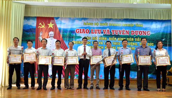 Lãnh đạo Đảng ủy Khối Doanh nghiệp tỉnh tặng giấy khen cho các điển hình tiên tiến học tập và làm theo tư tưởng, đạo đức, phong cách Hồ Chí Minh giai đoạn 2017 - 2019.