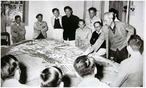 Chủ tịch Hồ Chí Minh xem mô hình quy hoạch xây dựng Thủ đô Hà Nội, ngày 16-11-1959. Người căn dặn: “Trong thiết kế phải đồng bộ đường sá, hệ thống thoát nước, lưới điện… tránh cản trở sự đi lại của nhân dân. Phải quy hoạch trước, tránh làm rồi lại phá đi”.