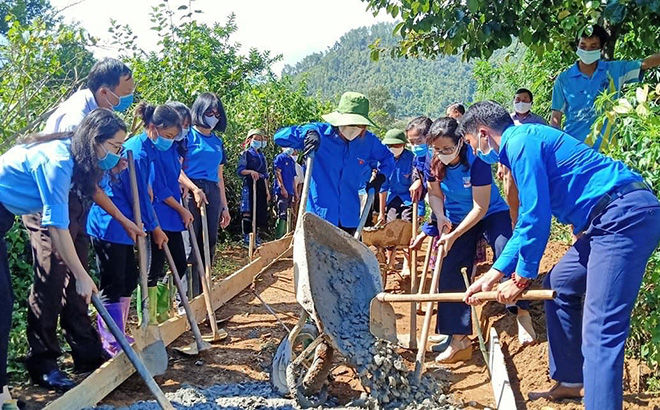 Thanh niên Yên Bái tích cực chung tay xây dựng nông thôn mới. (Ảnh: Mai Linh)